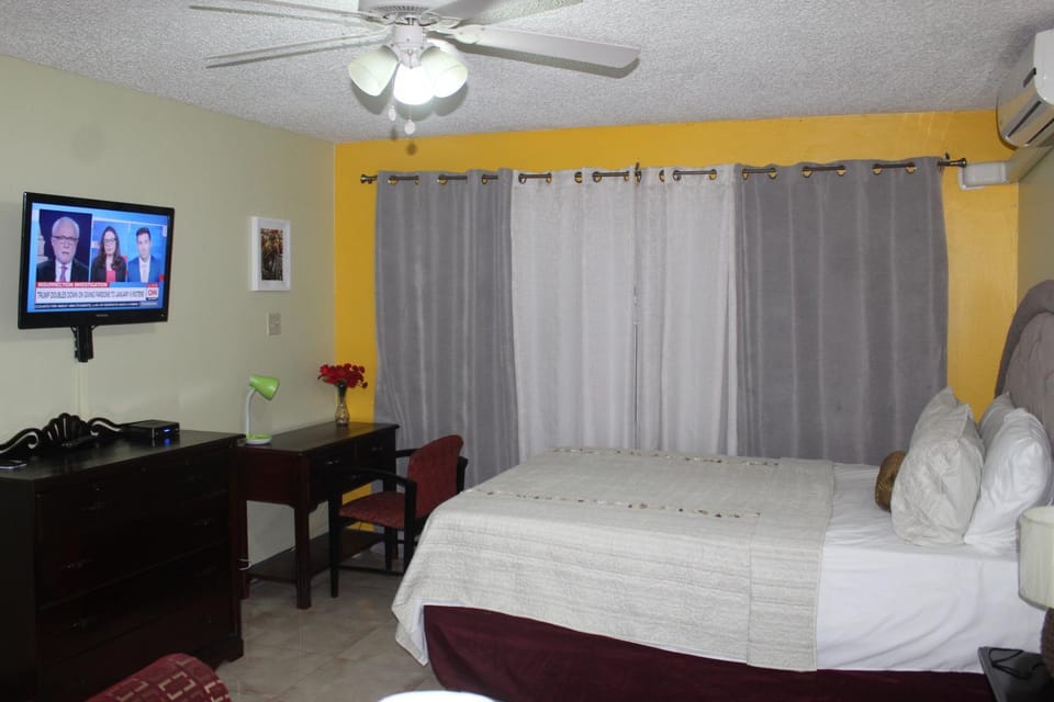 Bed, TV and multimedia, Bedroom