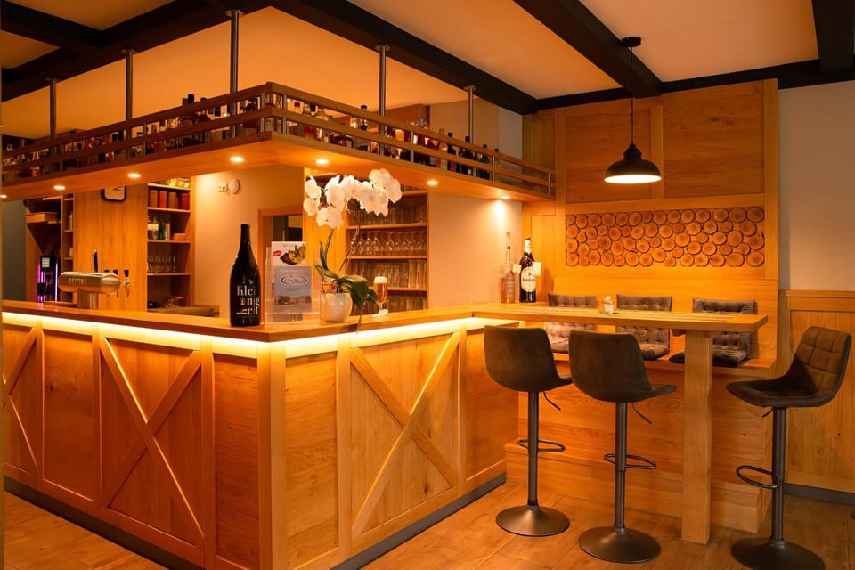 Restaurant/places to eat, Lounge or bar