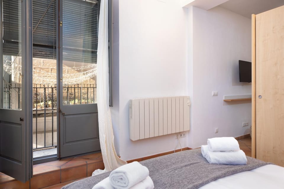 Bed, TV and multimedia, Balcony/Terrace, Photo of the whole room, Bedroom