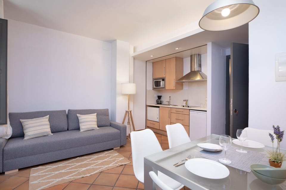 Property building, Kitchen or kitchenette, Living room, Seating area, Dining area, dishwasher, minibar