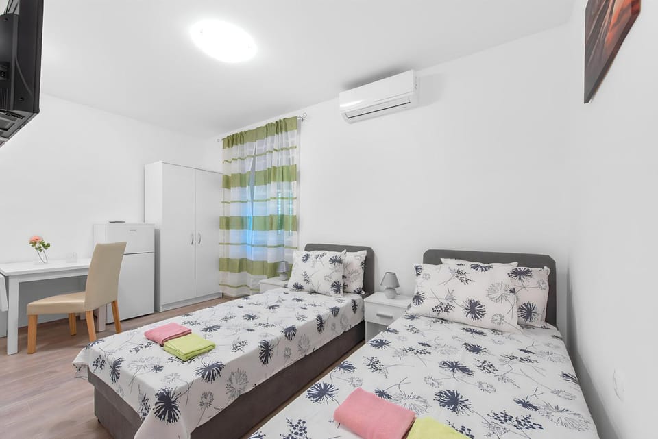 Bed, TV and multimedia, Photo of the whole room, Bedroom, air conditioner