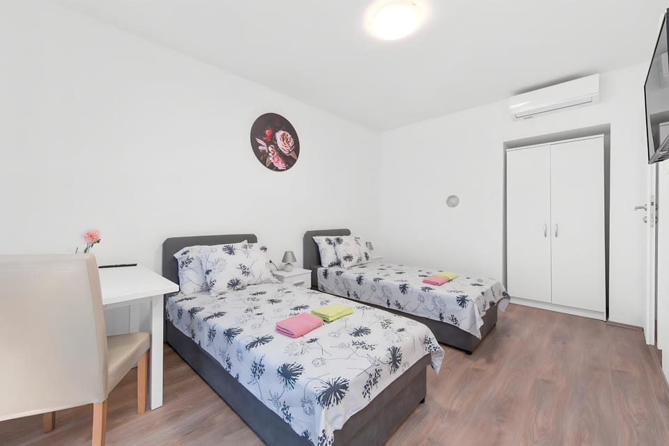 Bed, Photo of the whole room, Seating area, Bedroom, towels, wardrobe