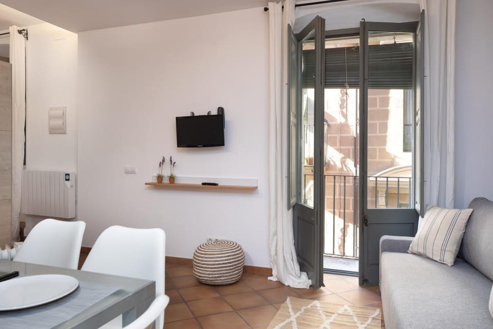 TV and multimedia, Living room, Seating area, Dining area