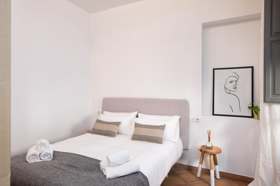 Bed, Photo of the whole room, Bedroom, towels