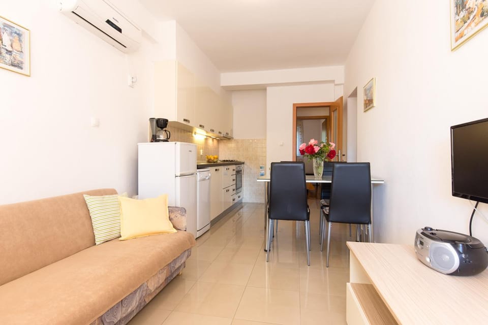 Kitchen or kitchenette, Living room, Seating area, Dining area