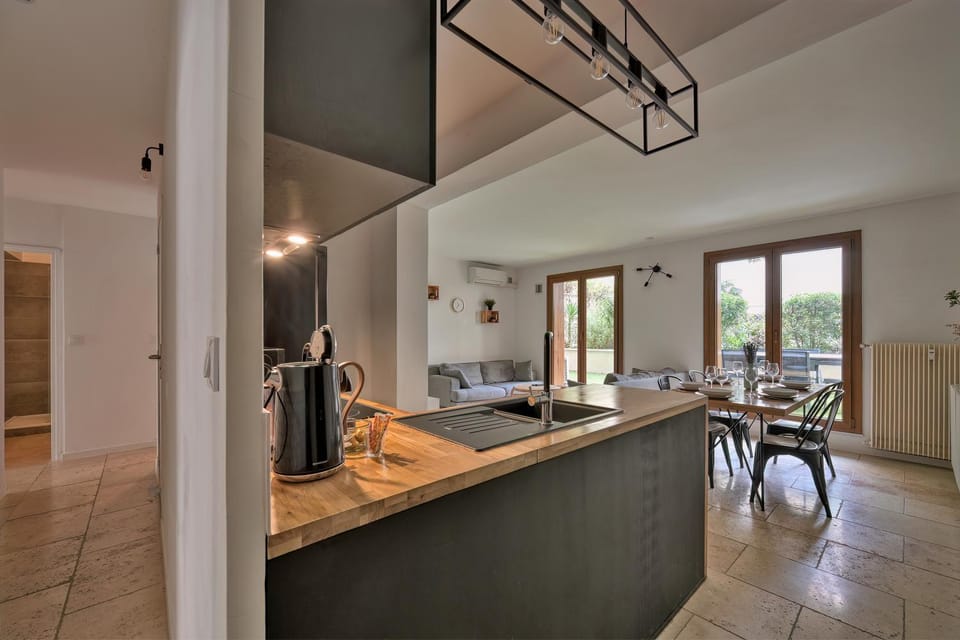 Facade/entrance, kitchen