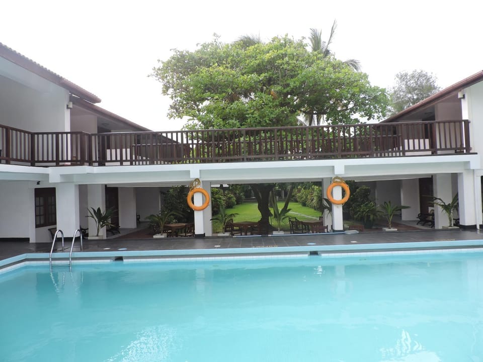 Day, Swimming pool