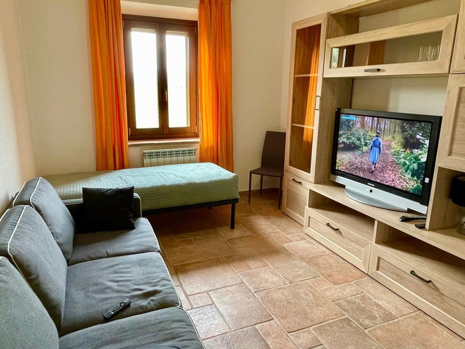 TV and multimedia, Photo of the whole room, Bedroom