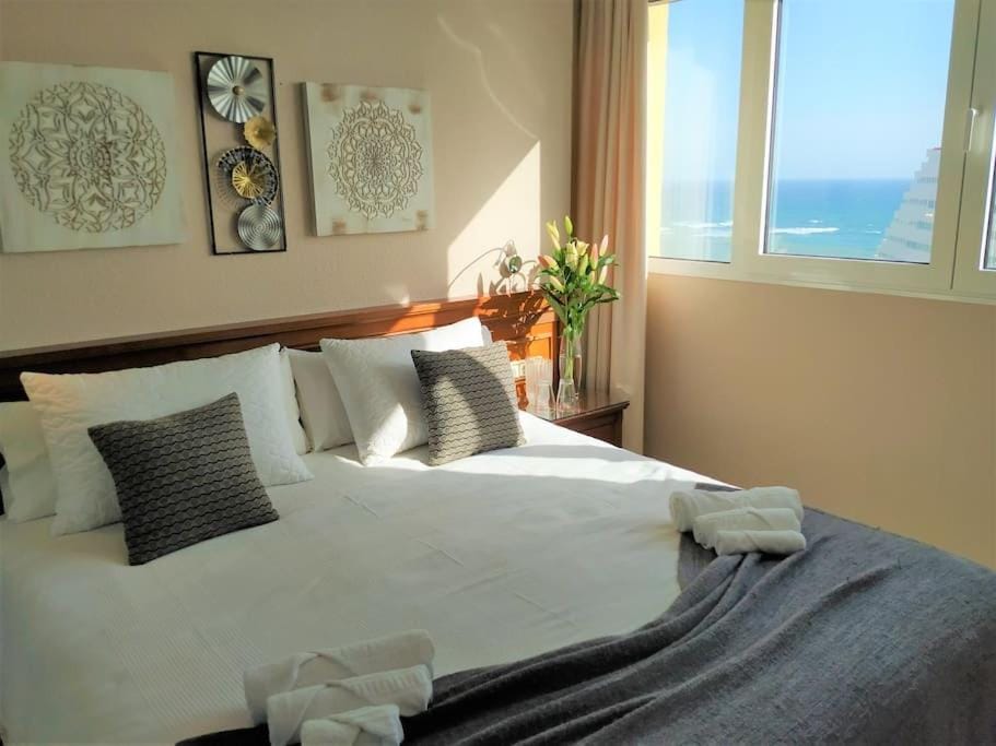 Don Gustavo 2 Bedroom Beach Front Apt, Sea Views Apartment in Benalmadena