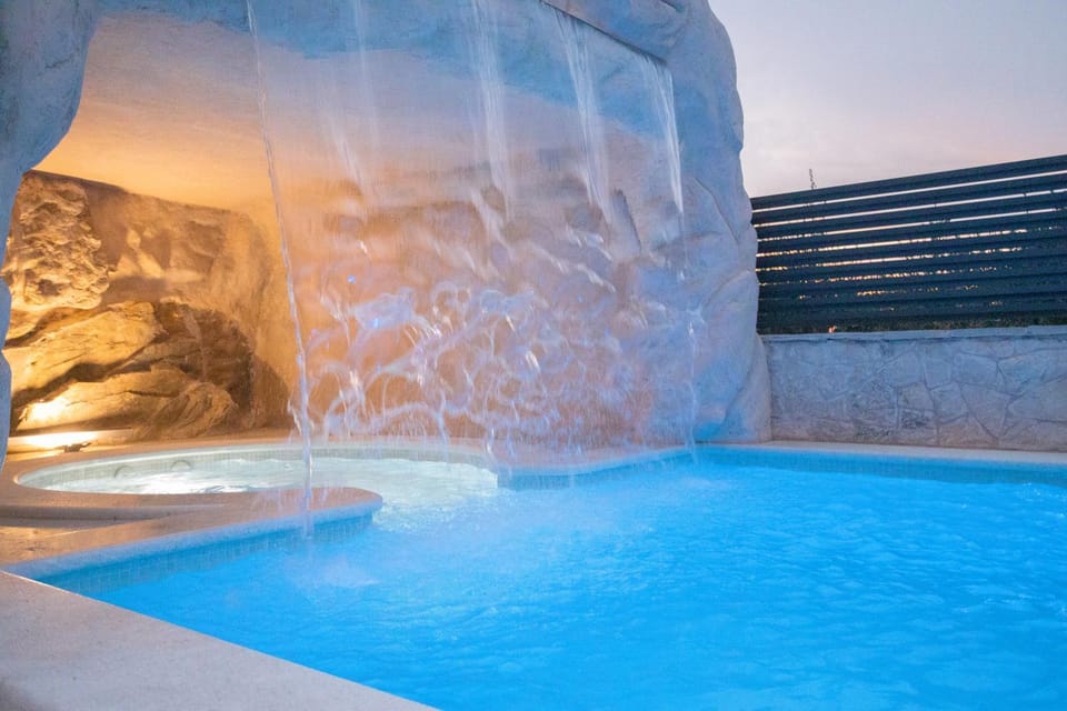 Hot Tub, Swimming pool