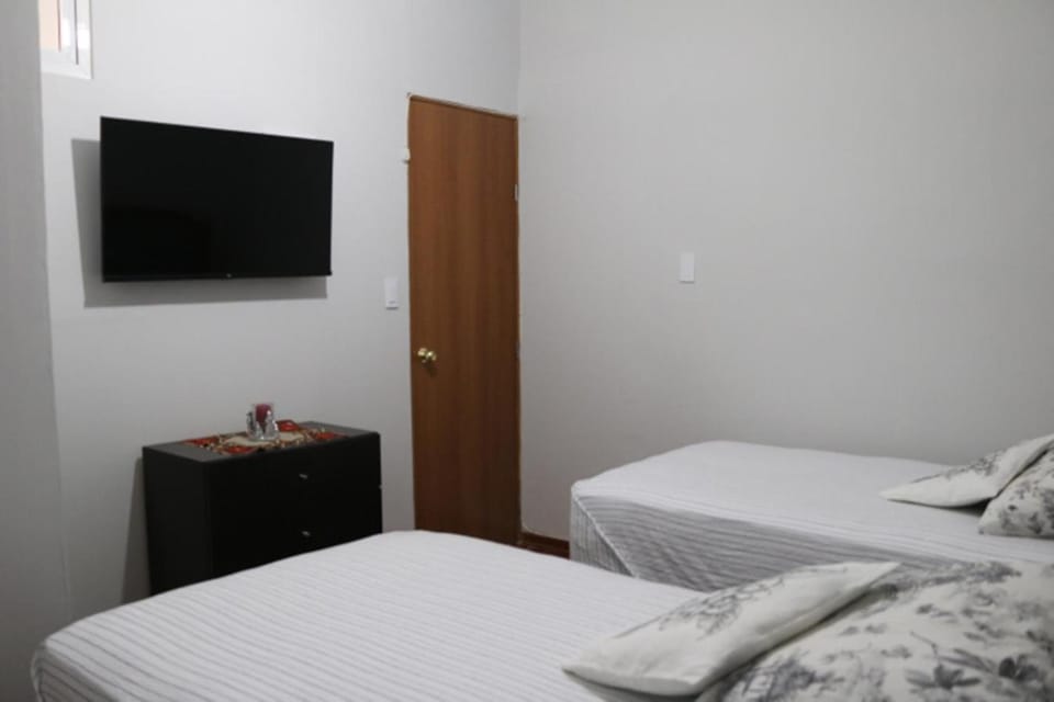 Bed, TV and multimedia, Photo of the whole room, Bedroom