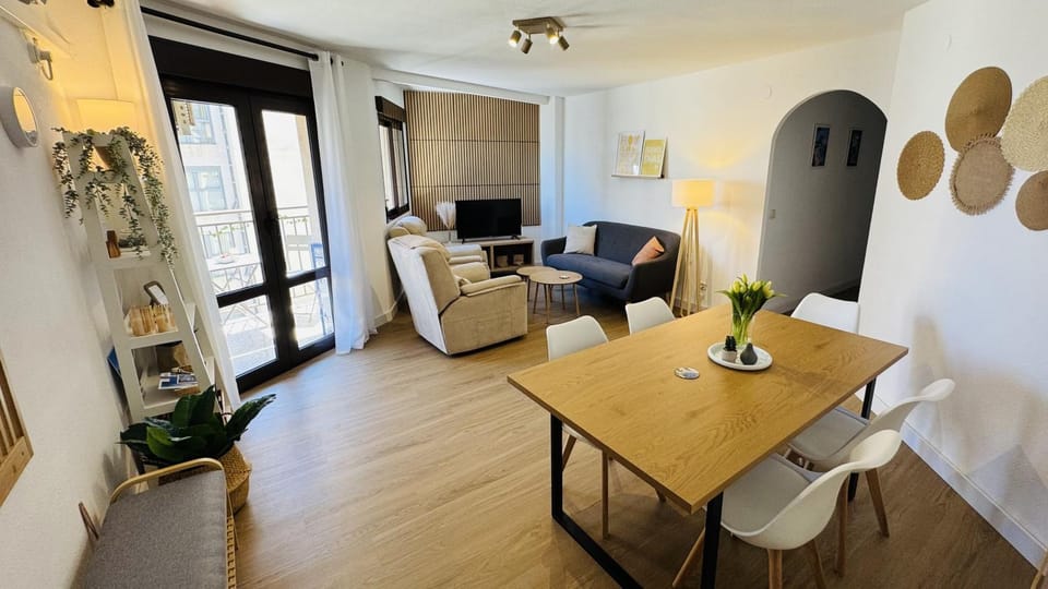 TV and multimedia, Living room, Seating area, Dining area