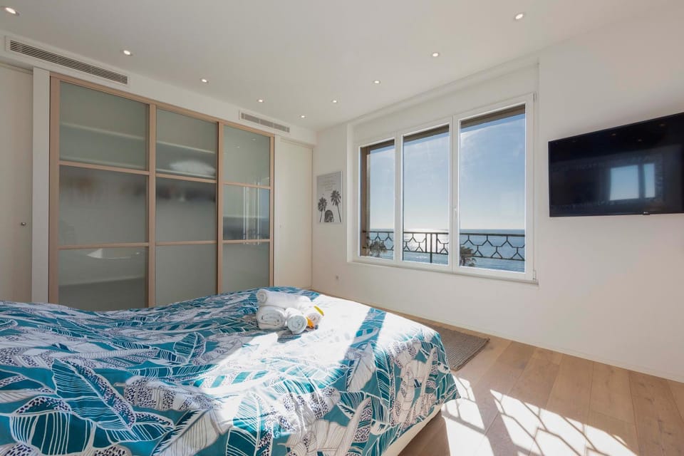 Bed, TV and multimedia, Photo of the whole room, Bedroom