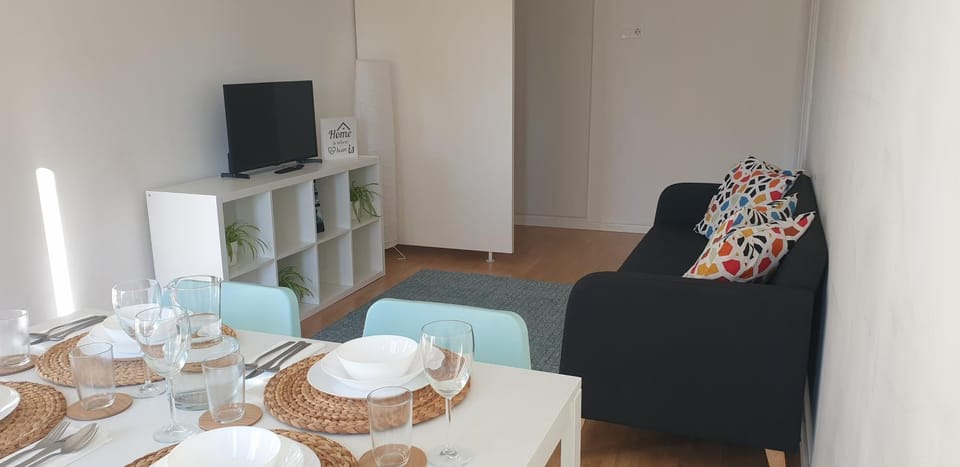 Communal lounge/ TV room, TV and multimedia, Living room, Dining area