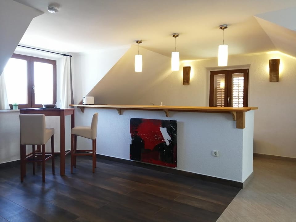 Kitchen or kitchenette, Dining area