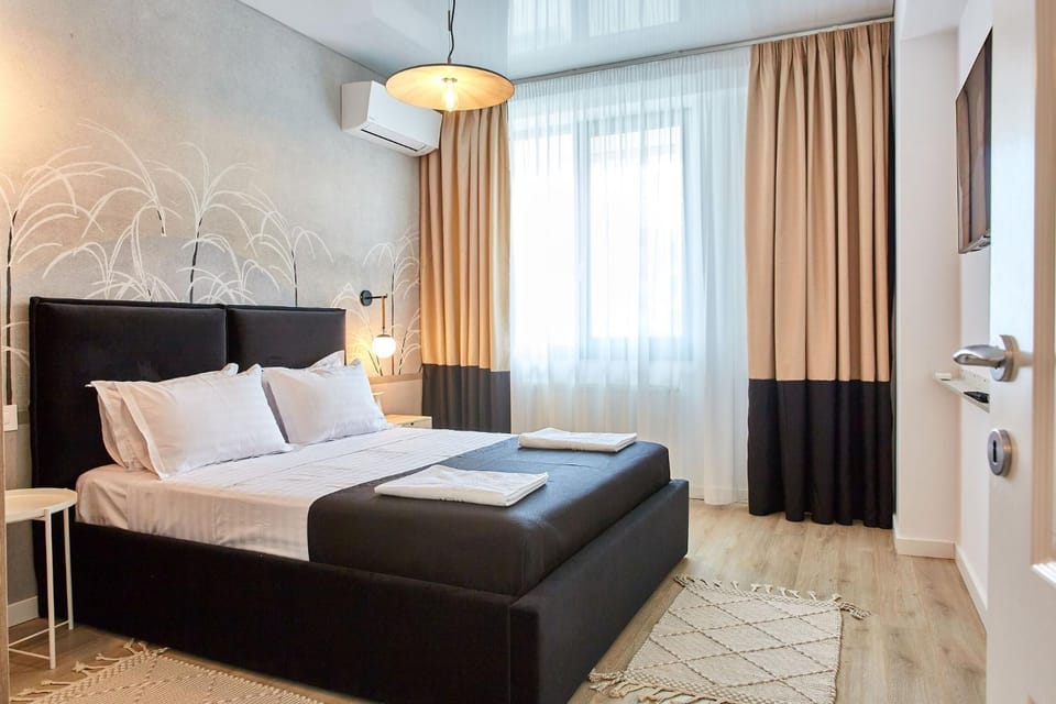Bed, Photo of the whole room, Seating area, Bedroom