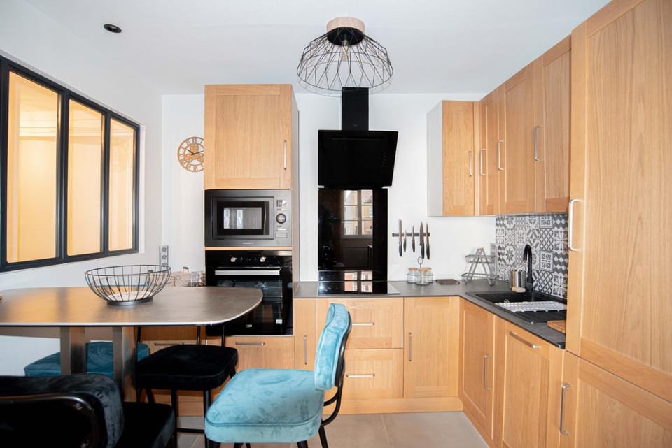 Kitchen or kitchenette, Dining area, oven, stove