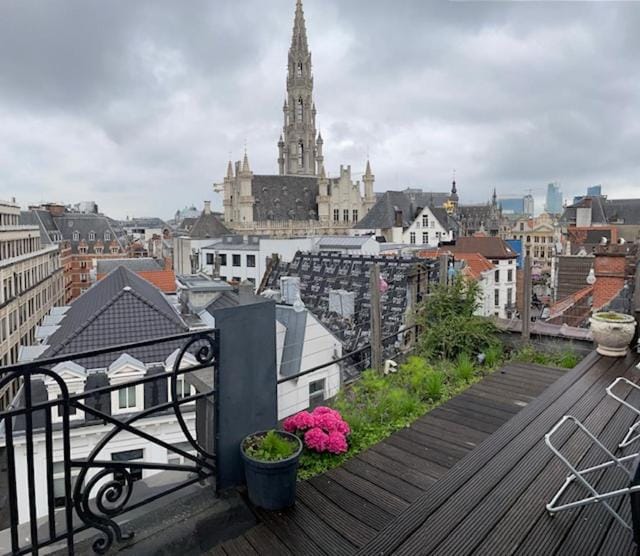 Duplex dernier étage avec terasse à deux pas de la grand place Apartment in Brussels
