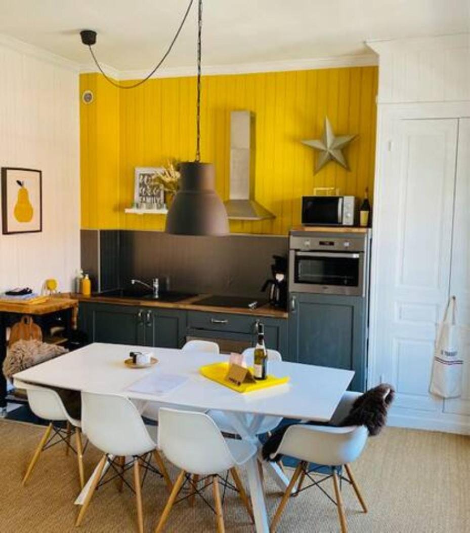 Kitchen or kitchenette, Dining area