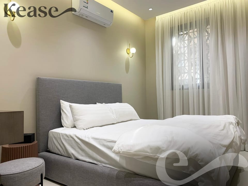 Bed, Living room, Photo of the whole room, Seating area, Bedroom, towels