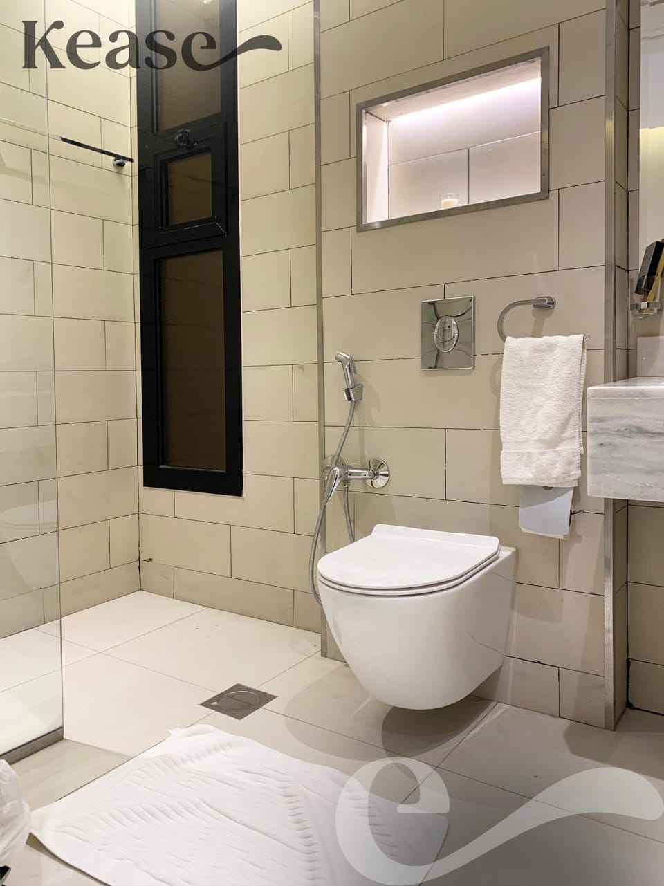 Shower, Toilet, Property building, Bathroom, bidet, towels