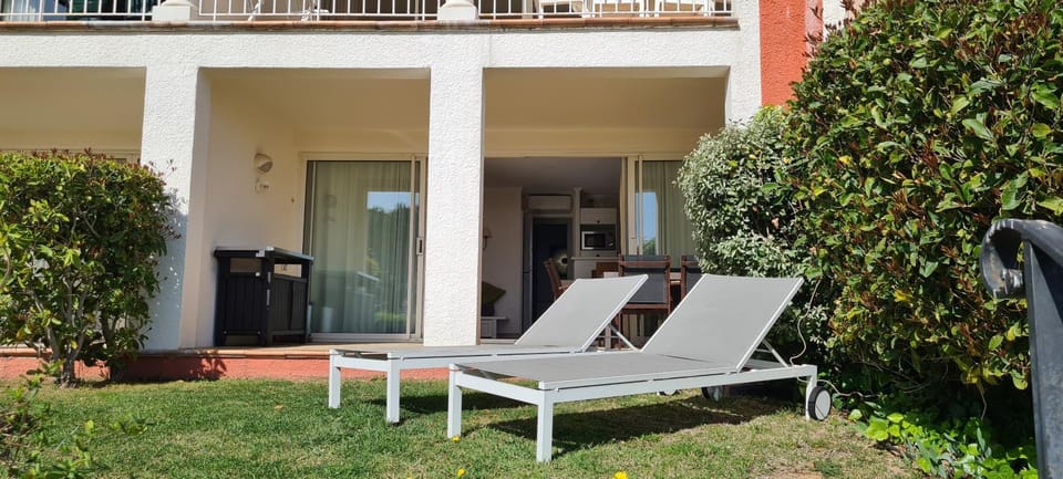 Seating area, sunbed