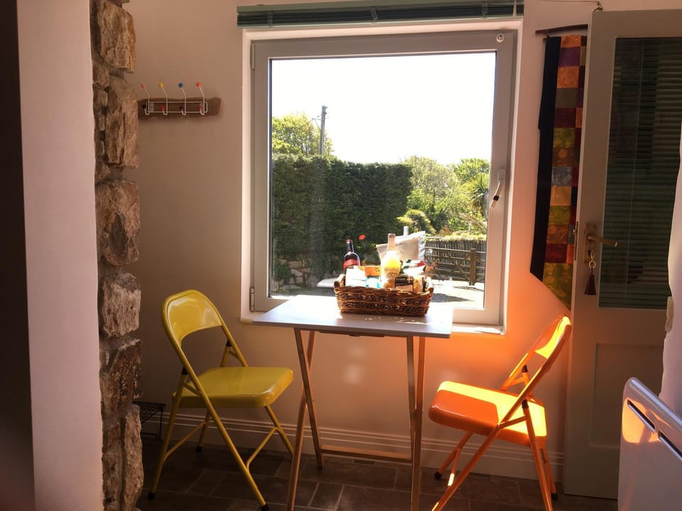 Day, Living room, Decorative detail, Seating area, Dining area