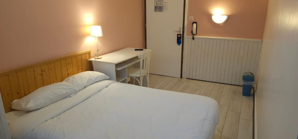 Bed, Photo of the whole room, Bedroom, internet