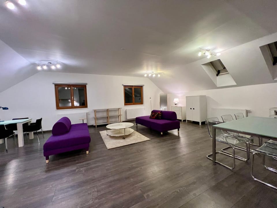Bed, Living room