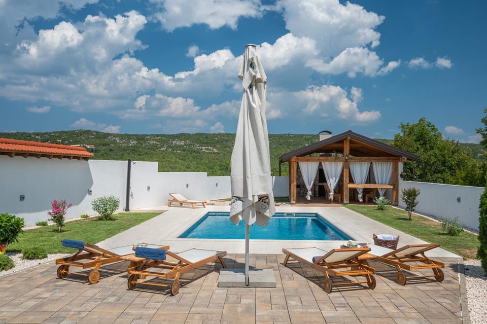 Property building, Patio, Spring, Day, Natural landscape, Balcony/Terrace, Mountain view, Pool view, Swimming pool, pet friendly, pet friendly, sunbed