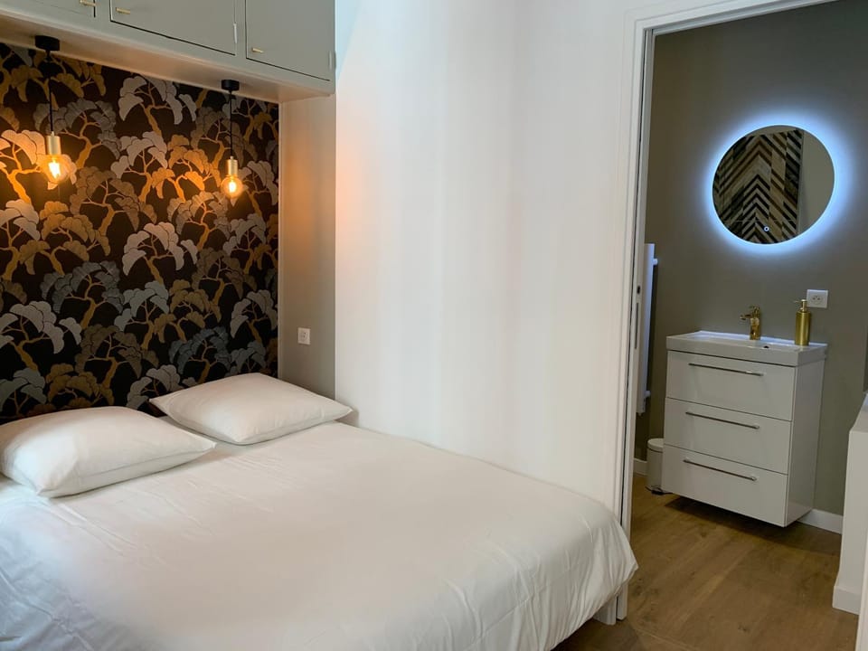Bed, Photo of the whole room, Bedroom