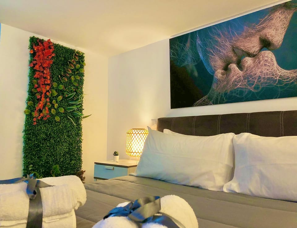 Bed, Photo of the whole room, Decorative detail, Bedroom