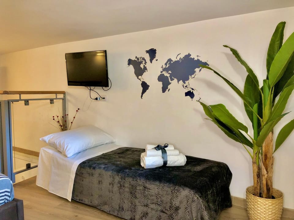Bed, TV and multimedia, Photo of the whole room, Bedroom