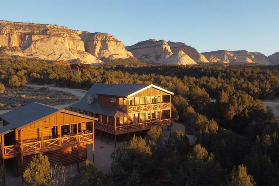 Painted Cliffs-Hot Tub, Amazing Views Between Zion and Bryce House in Orderville