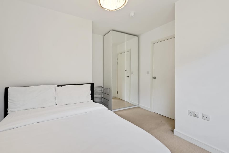 Bed, Photo of the whole room, Bedroom, internet, wardrobe