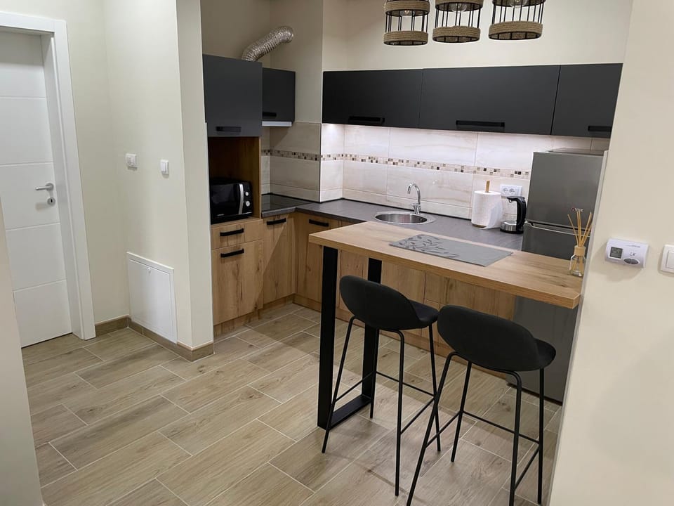 Kitchen or kitchenette, Dining area