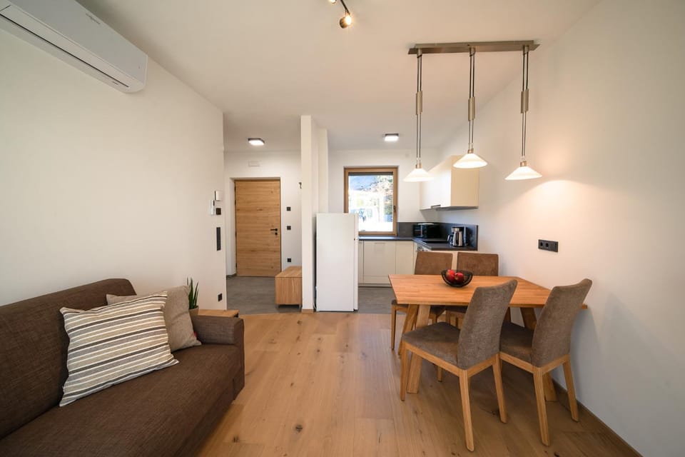 TV and multimedia, Living room, Seating area, Dining area, kitchen