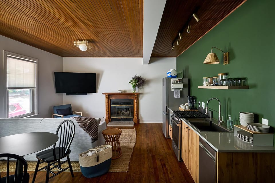 Kitchen or kitchenette, Living room, flat iron, kitchen