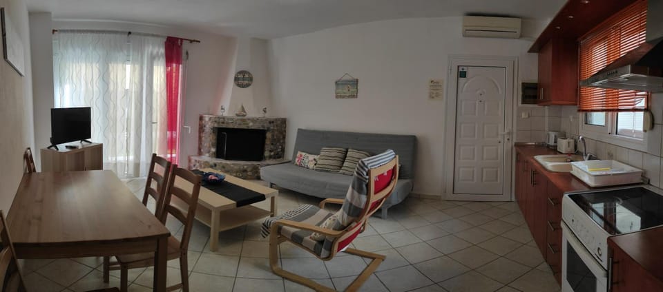 TV and multimedia, Coffee/tea facilities, Living room, Seating area, oven, toaster, air conditioner