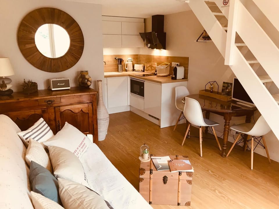 Kitchen or kitchenette, Living room, Seating area, Dining area