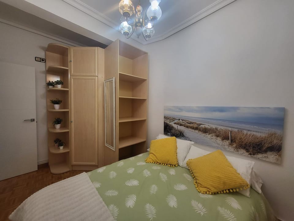 Photo of the whole room, Bedroom, wardrobe