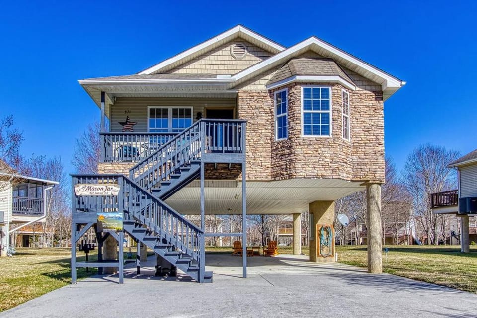 The Mason Jar, Hot Tub, WIFI, 560 FREE tickets each paid day Chalet in Pigeon Forge