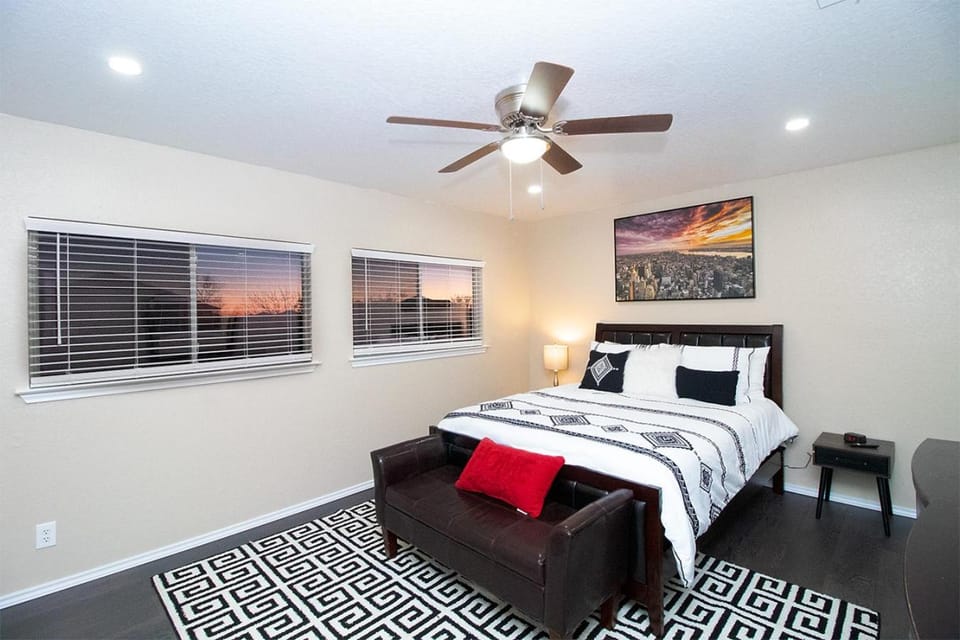 Bed, Photo of the whole room, Bedroom