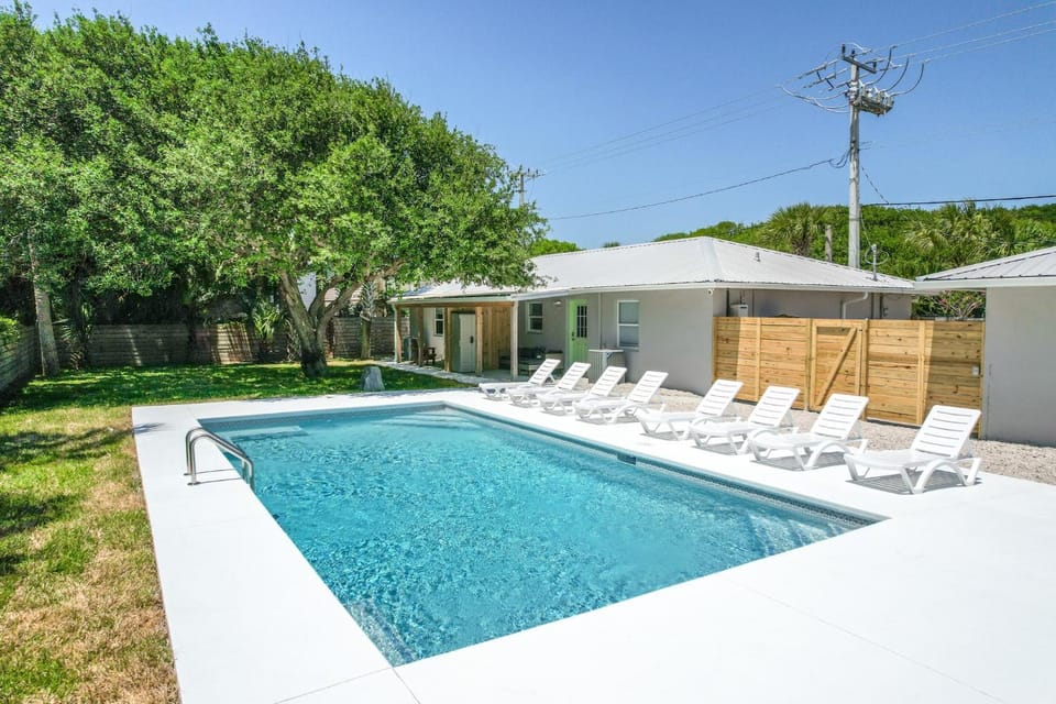Paradise Palms - Flamingo Suite - Steps to Ocean - 10 min to Downtown! Apartment in Saint Augustine Beach