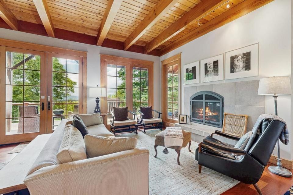 Eagles Wing Lodge House in Asheville