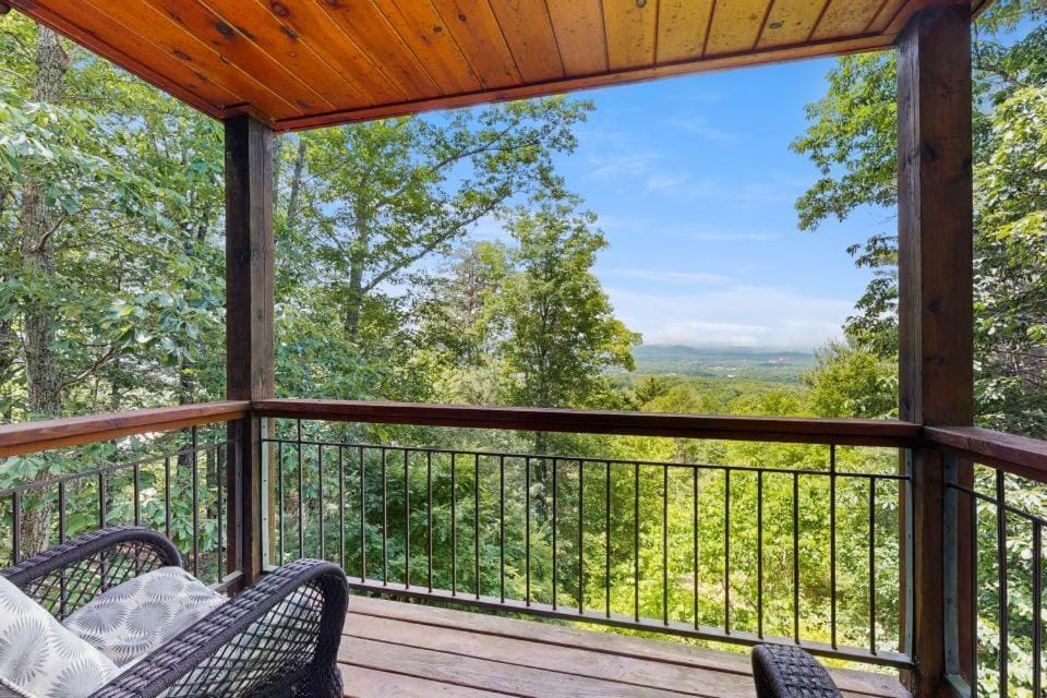 Eagles Wing Lodge House in Asheville