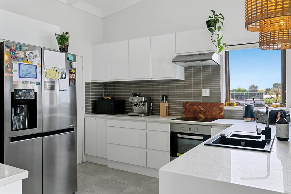 Coffee/tea facilities, Kitchen or kitchenette, dishwasher, oven, stove, toaster