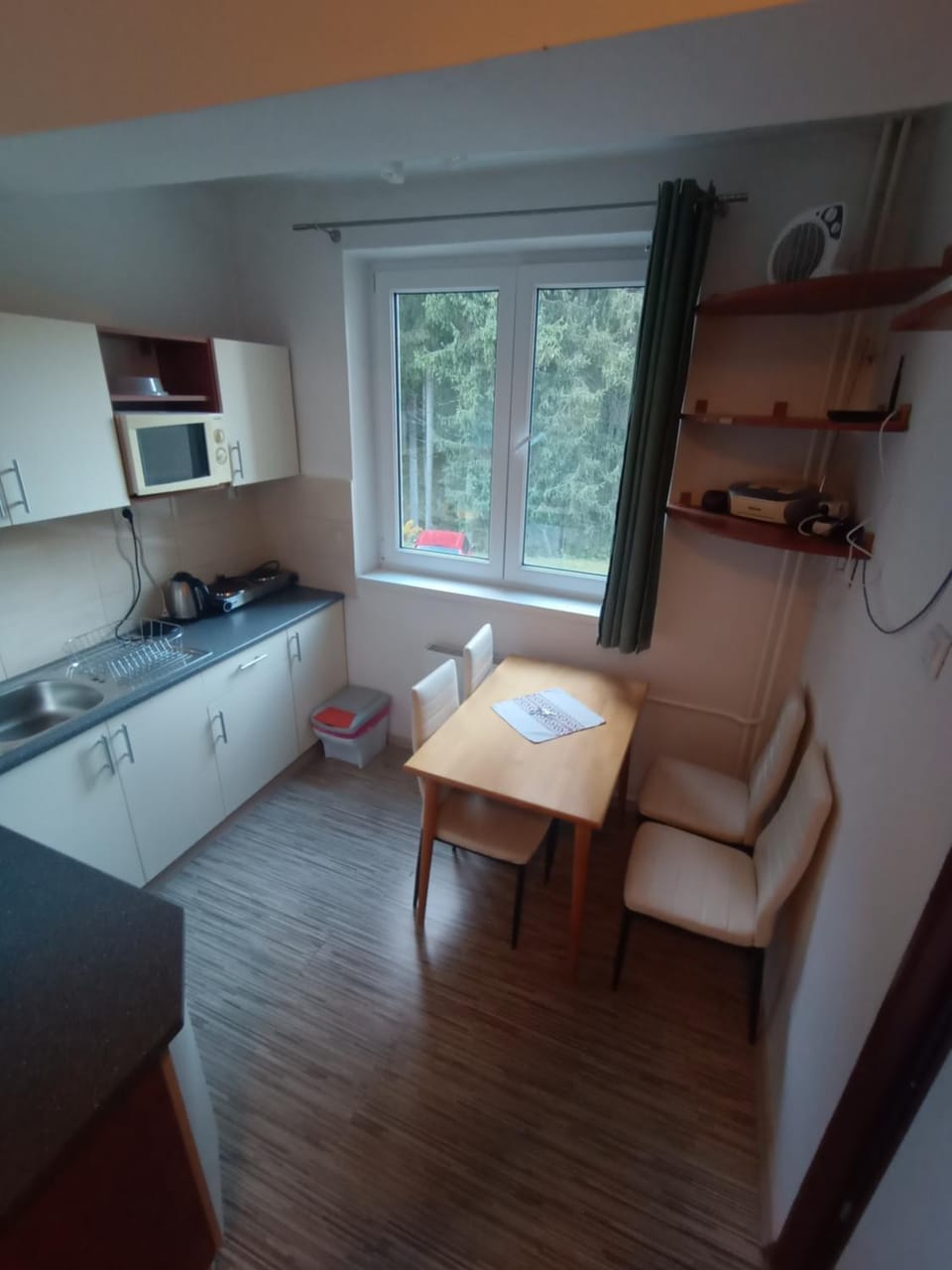 Kitchen or kitchenette, Seating area
