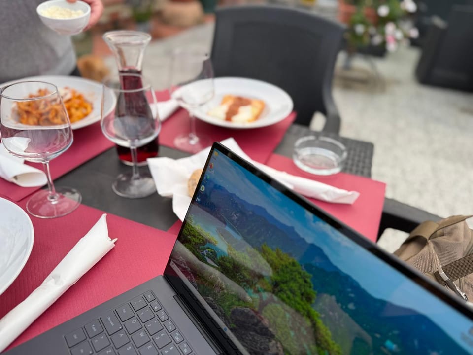 Restaurant/places to eat, Balcony/Terrace, Food and drinks, Dinner