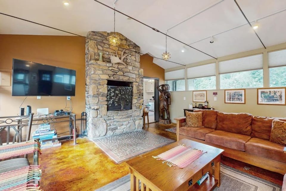 Bull Creek Peaceful Escape House in Swannanoa
